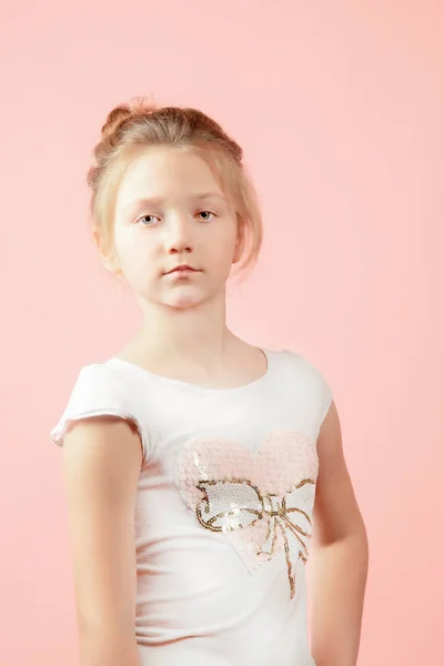 Retrato de uma menina em um fundo rosa — Fotografia de Stock