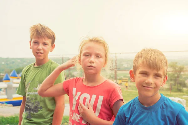 Müde Kinder in einem Extrempark nach einem Spaziergang, eine Schwester und zwei Brüder ruhen sich nach einem harten Wettkampf aus — Stockfoto