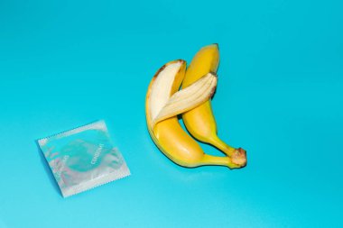 Prezervatifler ve iki muz birlikte, gebelik önleyici kavramı ve eşcinsel evliliğin zührevi hastalıkların önlenmesi..