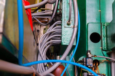 Makinenin hidrolik sistemi, hidrolik borulardaki basınç altında yağ, endüstriyel ekipman kontrol sistemlerinin tamiri.