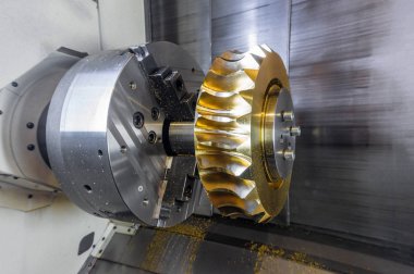 Bronzdan yapılmış bir CNC makinesinin şanzıman işlemesi, yakın çekim ekipman üretimi.