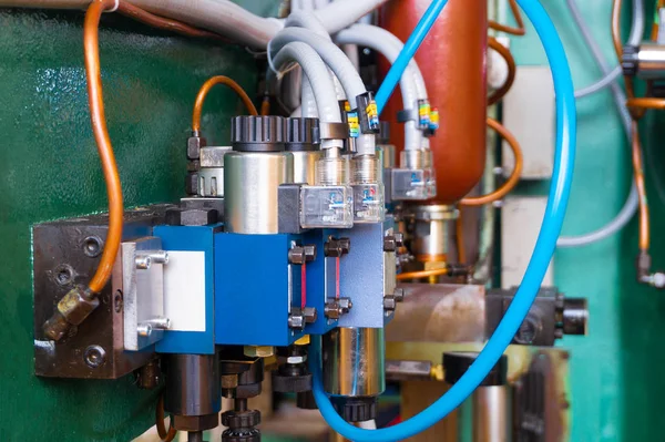 Sistema hidráulico da máquina, óleo sob pressão em tubos hidráulicos, reparação de sistemas de controle de equipamentos industriais. — Fotografia de Stock