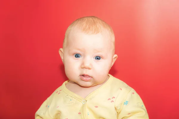 Портрет дитини на червоному тлі, дівчинка-новачок крупним планом в студії . — стокове фото