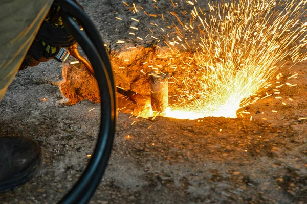 Gas snijden in industriële productie en metallurgie, werknemer snijdt metaal met een gas toorts en zuurstof. — Stockfoto