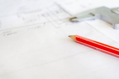 Caliper ve kırmızı kalem çizim üzerinde, teknik proje sonra.