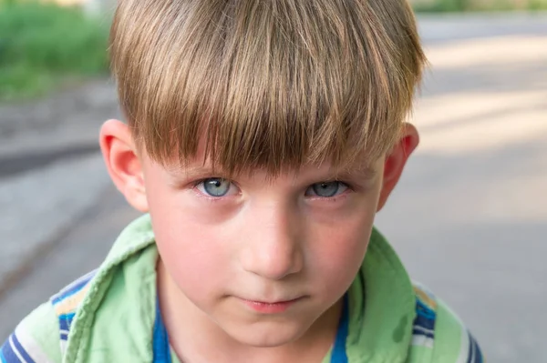 Biedny i nieszczęśliwy chłopiec płacz ze łzami w oczach i prosi o pomoc podczas patrzenia w aparacie. — Zdjęcie stockowe