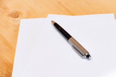 Siyah tükenmez kalem, temiz ve beyaz bir kağıt levha.