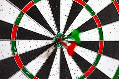 Dart yakın yukarı oynamak için bir yuvarlak tahta, kırmızı ve yeşil Dart hedef vurdu.