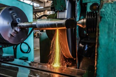 Makinede taşlama, soğutma ile dairesel bir taşlama makinesi üzerinde aşındırıcı bir tekerlek ile parçaların yüksek hassasiyetli işleme.