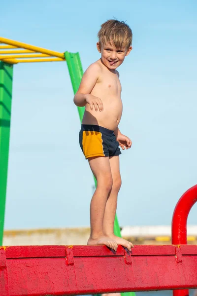 Mały sportowiec jest zaangażowany w mieście sportowym na plaży. — Zdjęcie stockowe