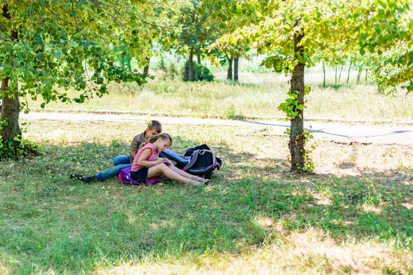 Egy fiú és egy lány részt vesz az oktatásban, és csinál tanulságokat a természetben, felkészülés a felvételi és a záróvizsgák. — Stock Fotó