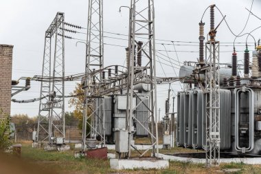 Şehrin elektrik santrali, yakın çekim, yüksek voltajlı kablolu trafo..