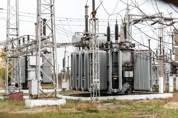 Subestación de energía de la ciudad, primer plano, transformador con cables de alto voltaje. — Foto de Stock