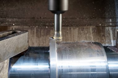 Cnc makinesinde frezeleme anahtarlık mili.