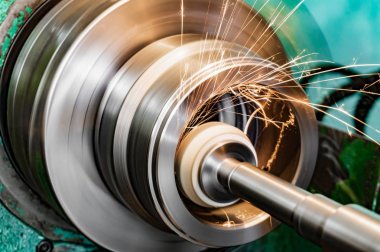 Metal öğütme, iç gıcırdatma, dairesel öğütme makinesinin yüksek hızlı çarkında aşındırıcı bir tekerlek..