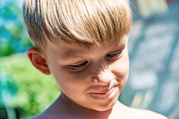 Burnunu buruşturup ihaneti düşünen kurnaz bir çocuğun portresi.. — Stok fotoğraf