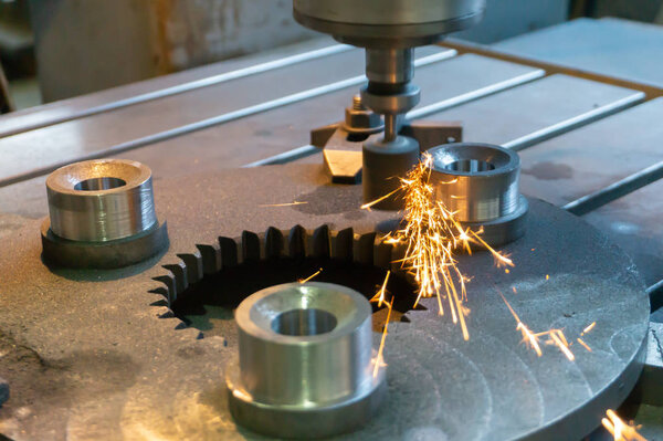 Шлифовальная коробка передач приведена в движение на шлифовальном станке с круглой подачей шпинделя
.