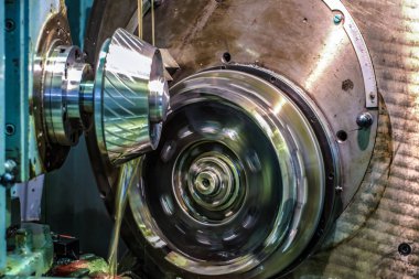 Yağ soğutma ile eğimli dişli dişli-kesme kafası yapma. Makine inşa kuruluşunda dişli kesme üretimi.