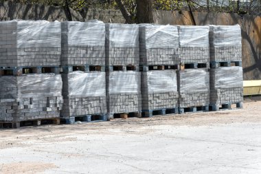 Yollar ve kaldırımlar onarımı için depoda pakette yeni kiremit yolu.