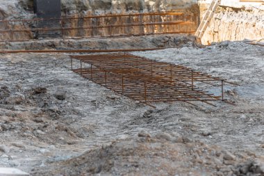 Armatürü beton çözeltinin temeli, kablolu. Binalar ve yapıların endüstriyel inşaatı için beton temeli.