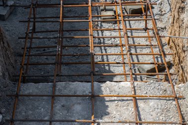 Armatürü beton çözeltinin temeli, kablolu. Binalar ve yapıların endüstriyel inşaatı için beton temeli.