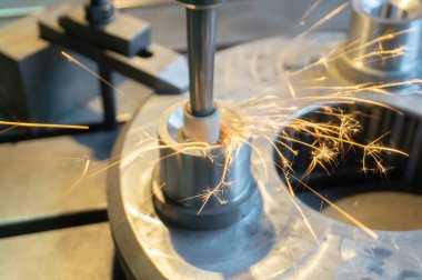 Taşlama makinesinde delik iç işleme, hassas bitirme.