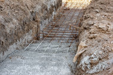 Armatürü beton çözeltinin temeli, kablolu. Binalar ve yapıların endüstriyel inşaatı için beton temeli.