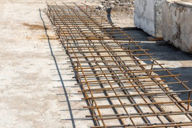 Oda inşaatı temelinde metal bağlantı elemanından bir çerçeve.