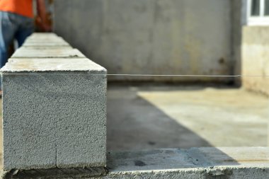 Çimento harç, bina duvarlar ve binalar üzerinde gri kül blok döşeme.