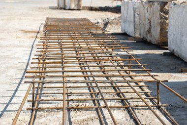 Oda inşaatı temelinde metal bağlantı elemanından bir çerçeve.