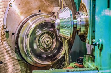 Yağ soğutma ile eğimli dişli dişli-kesme kafası yapma. Makine inşa kuruluşunda dişli kesme üretimi.