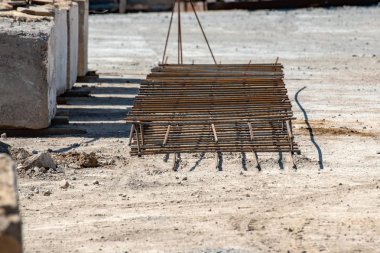 Armatürü beton çözeltinin temeli, kablolu. Binalar ve yapıların endüstriyel inşaatı için beton temeli.