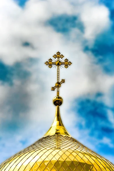 Igreja Ortodoxa, cúpulas douradas com cruzes close-up contra um céu azul nublado, HDR foto . — Fotografia de Stock