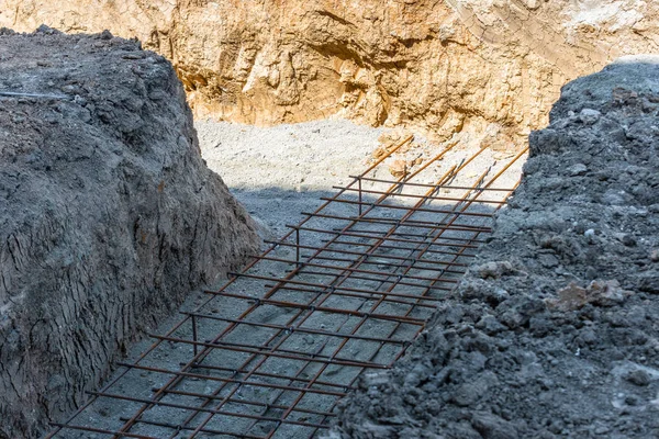 Armatürü beton çözeltinin temeli, kablolu. Binalar ve yapıların endüstriyel inşaatı için beton temeli. — Stok fotoğraf