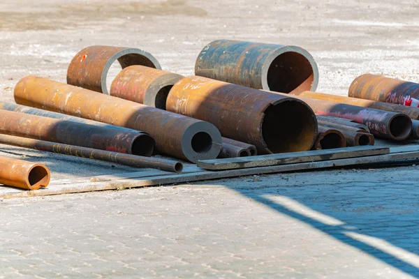 Metal warehouse in the open air, pipes and bars rust in the street. — Stock Photo, Image