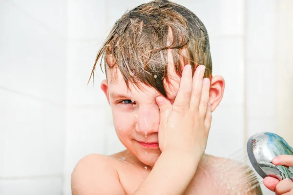 Маленький мальчик купается в ванной под душем . — стоковое фото