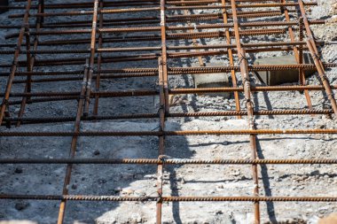 Armatürü beton çözeltinin temeli, kablolu. Binalar ve yapıların endüstriyel inşaatı için beton temeli.