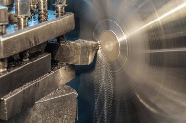 Bir tornada metal kesme. Makine oluşturma kuruluşunda parçaların imalatı.