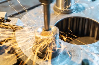 Taşlama makinesinde delik iç işleme, hassas bitirme.