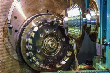 Yağ soğutma ile eğimli dişli dişli-kesme kafası yapma. Makine inşa kuruluşunda dişli kesme üretimi.