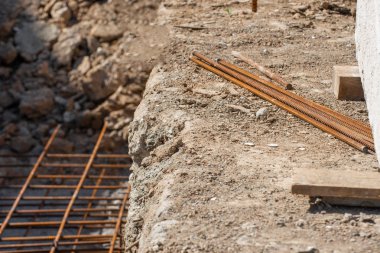 Vakıf için bir inşaat yerinde demir çubuklar bir demet.