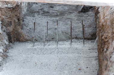 Armatürü beton çözeltinin temeli, kablolu. Binalar ve yapıların endüstriyel inşaatı için beton temeli.