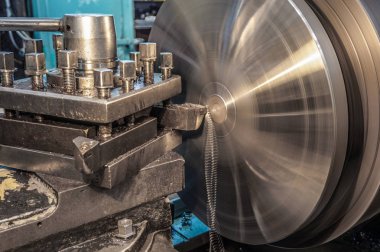 Bir tornada metal kesme. Makine oluşturma kuruluşunda parçaların imalatı.