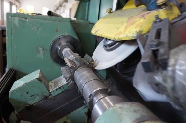 Dişli kesme üretimi, aşındırıcı bir taş ile bileme makinesinde solucan kesici keskinleştirme.