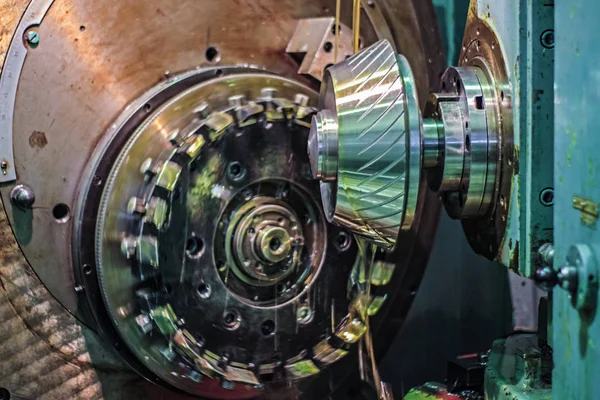 Yağ soğutma ile eğimli dişli dişli-kesme kafası yapma. Makine inşa kuruluşunda dişli kesme üretimi.