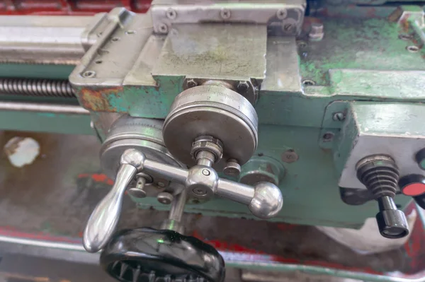 Mechanical control of the lathe, metric scale estimates in production.