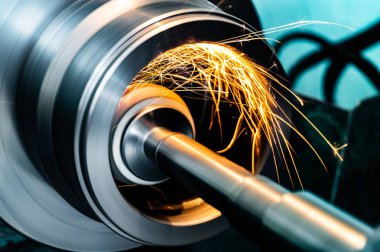 makinede taşlama metal, kıvılcım ile jant aşındırıcı taş.
