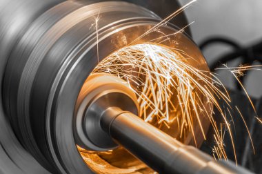 makinede taşlama metal, kıvılcım ile jant aşındırıcı taş.