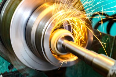 makinede taşlama metal, kıvılcım ile jant aşındırıcı taş.