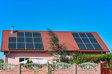 Bir kır evinin çatısında güneş panelleri, elektrik güneş enerjisi çevresel üretim.